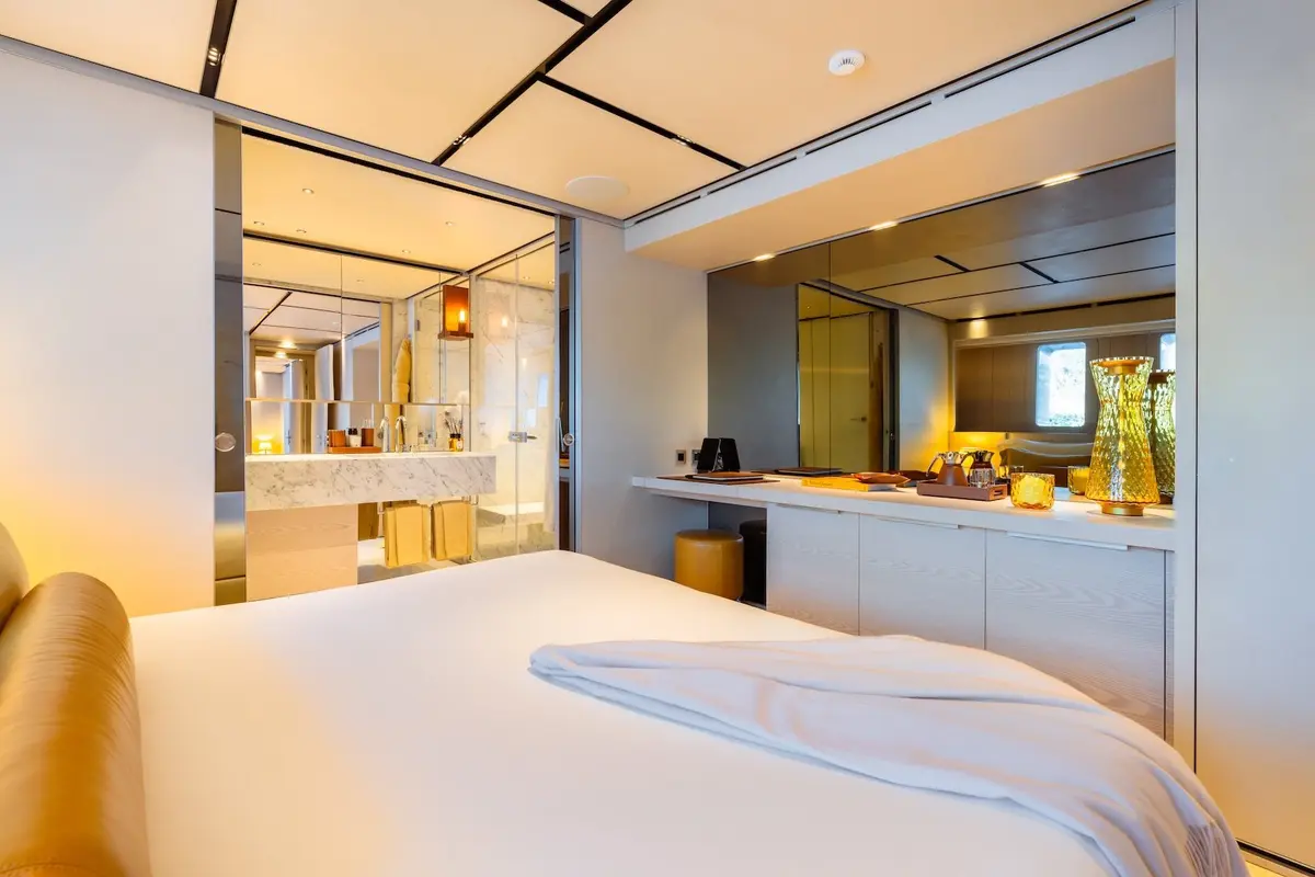 RMF, master cabin — Yacht Hire Marbella, Marbella. RMF — 52m
