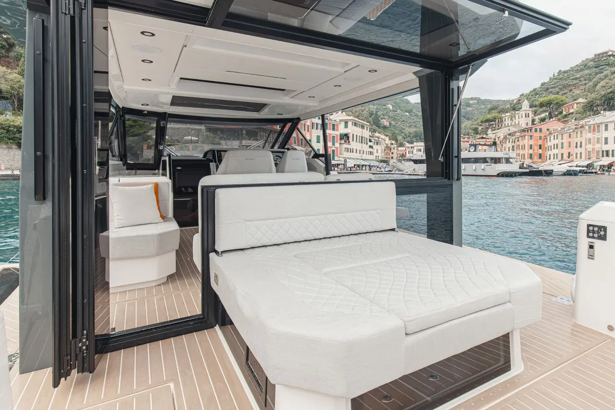 Saxdor 400 GTO, flybridge — Yacht Hire Marbella, Marbella. Saxdor 400 GTO — 12.4m