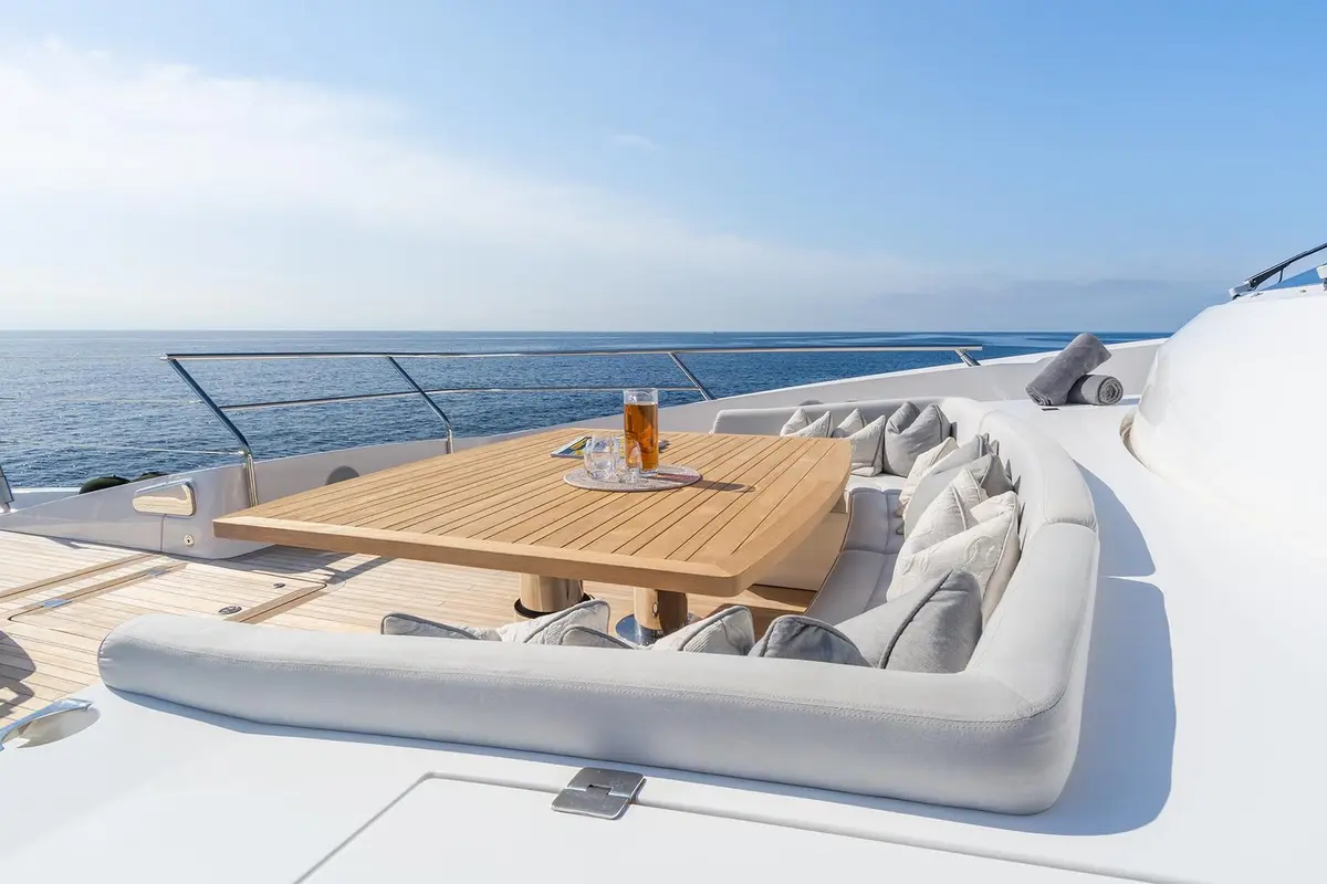 Thumper, flybridge — Yacht Hire Marbella, Marbella. Cinque cabine, ponti larghi per rotte di più giorni