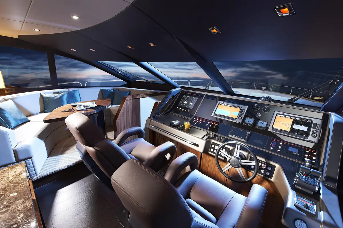 Sunseeker 28, master cabin — Yacht Hire Marbella, Marbella. Sunseeker 28 — 28m