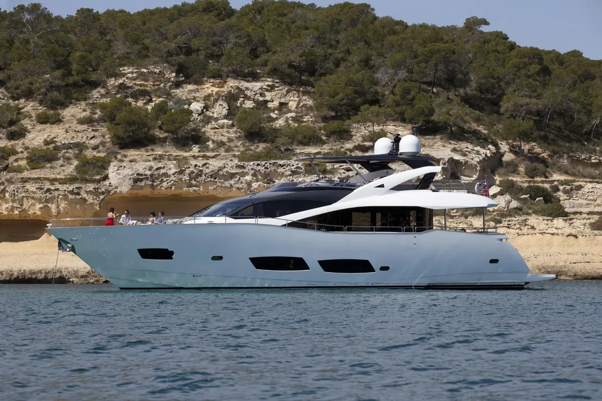 Sunseeker 28, flybridge — Yacht Hire Marbella, Marbella. Sunseeker 28 — 28m