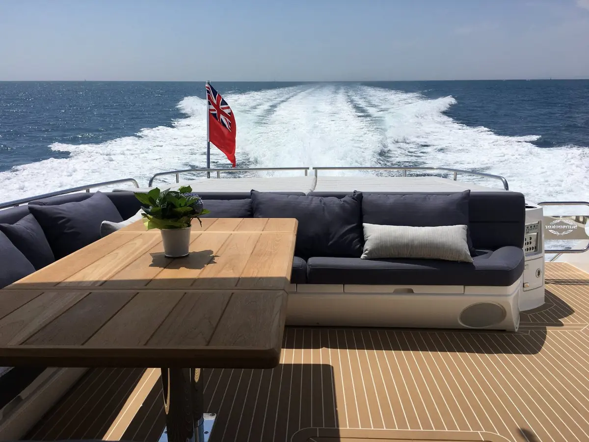 Sunseeker 68, salon — Yacht Hire Marbella, Marbella. Sunseeker 68 — 22m