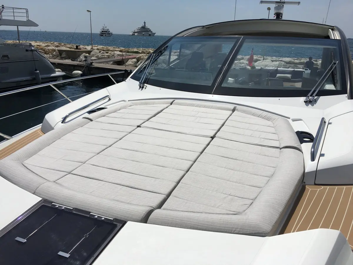 Sunseeker 68, flybridge — Yacht Hire Marbella, Marbella. Sunseeker 68 — 22m