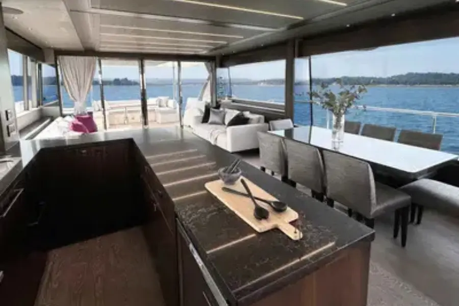 Sunseeker 76, salon — Yacht Hire Marbella, Marbella. Sunseeker 76 — 23m