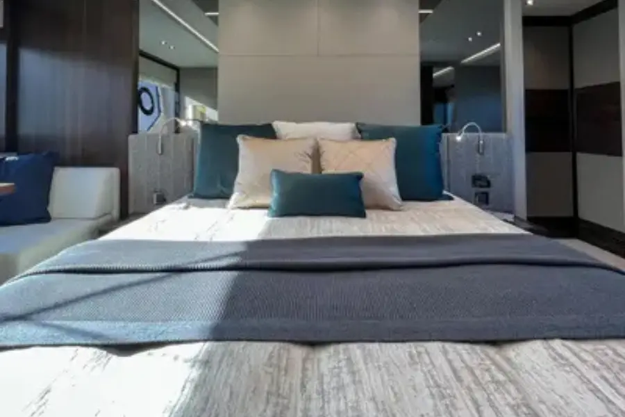 Sunseeker 76, master cabin — Yacht Hire Marbella, Marbella. Sunseeker 76 — 23m