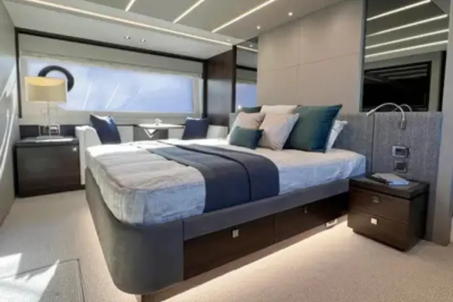 Sunseeker 76, flybridge — Yacht Hire Marbella, Marbella. Sunseeker 76 — 23m