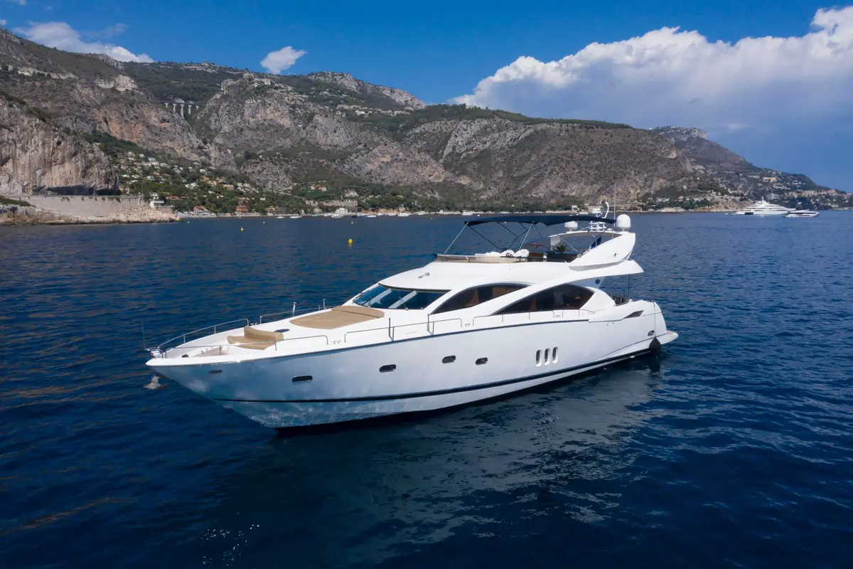 Sunseeker 82, salon — Yacht Hire Marbella, Marbella. Sunseeker 82 — 26m