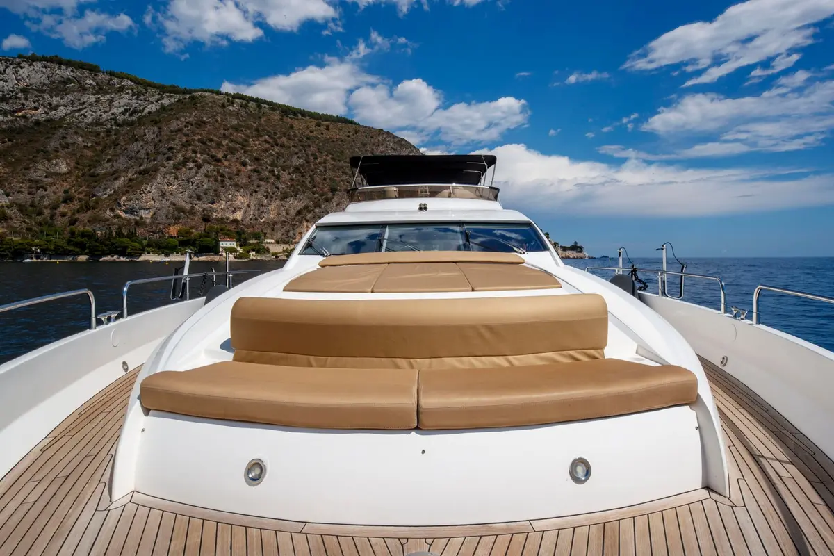 Sunseeker 82, master cabin — Yacht Hire Marbella, Marbella. Sunseeker 82 — 26m