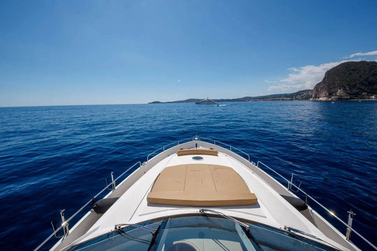 Sunseeker 82, flybridge — Yacht Hire Marbella, Marbella. Sunseeker 82 — 26m