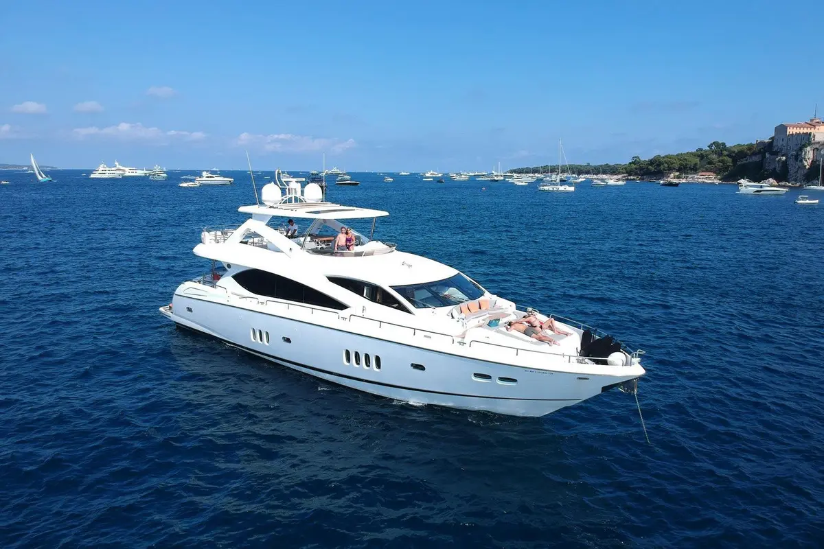Sunseeker 88, exterior — Yacht Hire Marbella, Marbella. Sunseeker 88 — 27m