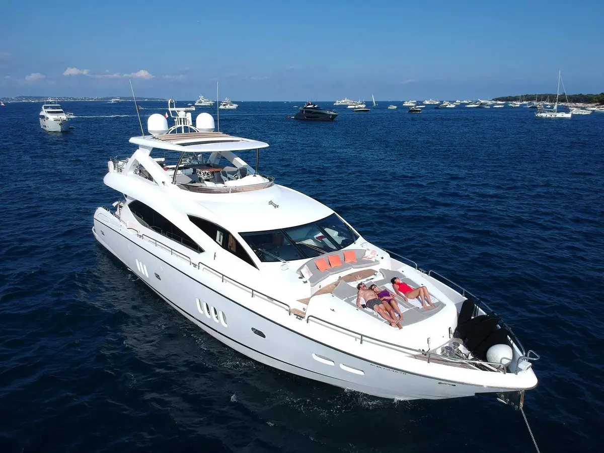 Sunseeker 88, main deck — Yacht Hire Marbella, Marbella. Sunseeker 88 — 27m