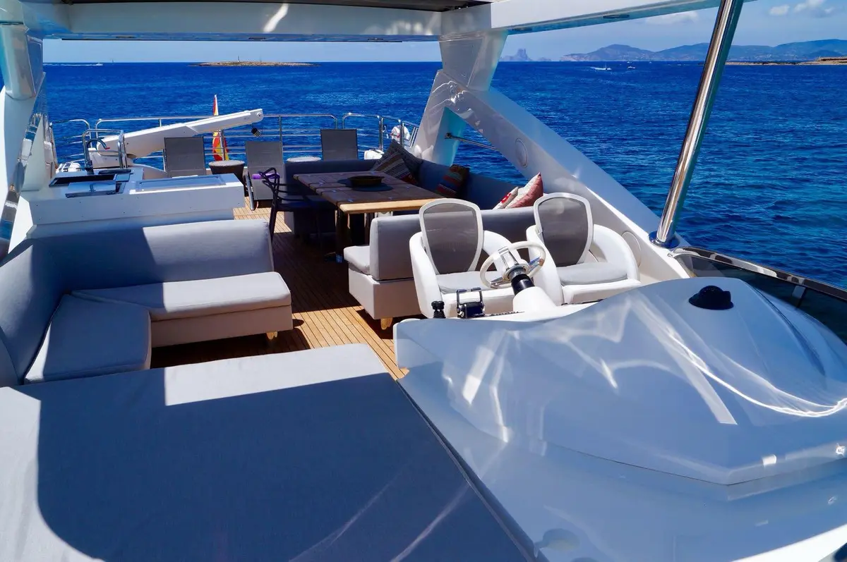 Sunseeker 88, salon — Yacht Hire Marbella, Marbella. Sunseeker 88 — 27m