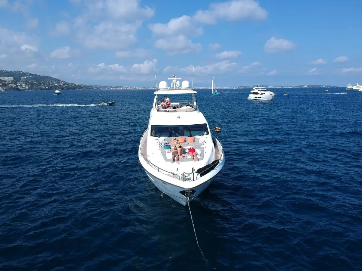 Sunseeker 88, master cabin — Yacht Hire Marbella, Marbella. Sunseeker 88 — 27m