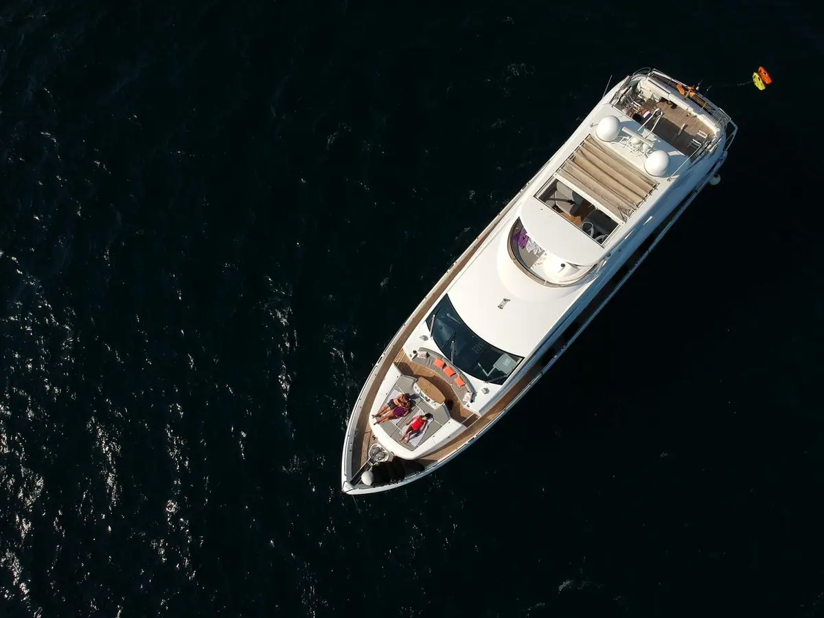 Sunseeker 88, flybridge — Yacht Hire Marbella, Marbella. Sunseeker 88 — 27m