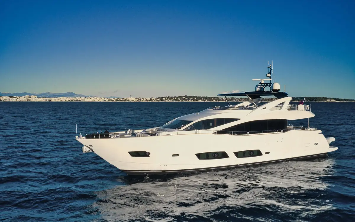 Sunseeker 90, main deck — Yacht Hire Marbella, Marbella. Sunseeker 90 — 28m