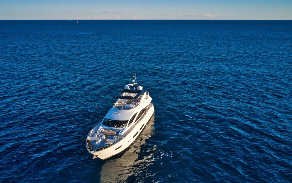 Sunseeker 90, salon — Yacht Hire Marbella, Marbella. Sunseeker 90 — 28m