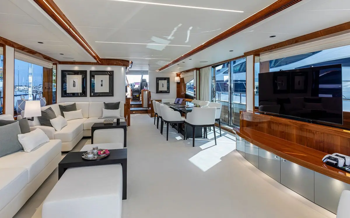 Sunseeker 90, master cabin — Yacht Hire Marbella, Marbella. Sunseeker 90 — 28m