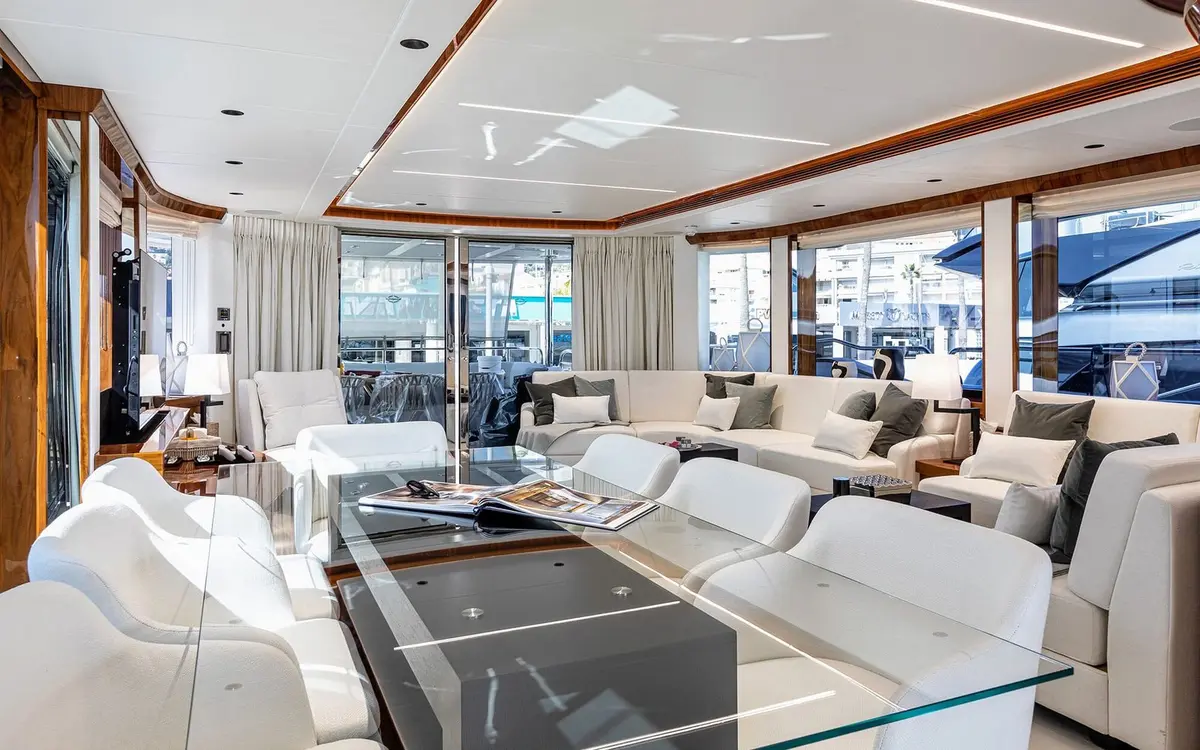 Sunseeker 90, flybridge — Yacht Hire Marbella, Marbella. Sunseeker 90 — 28m