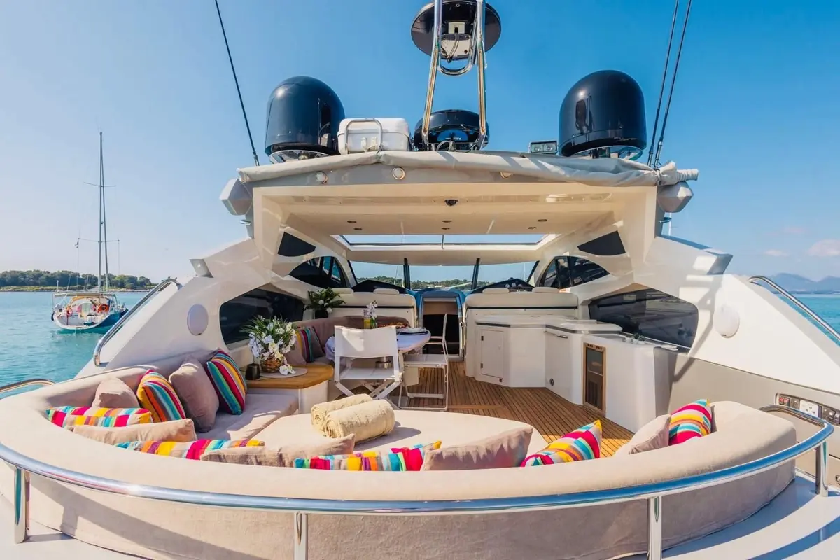 Sunseeker Predator 68, aft deck — Yacht Hire Marbella, Marbella. Sunseeker Predator 68 — 20m