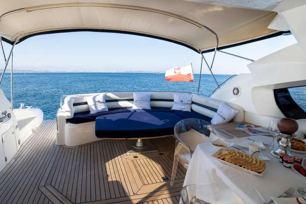 Sunseeker Predator 68, salon — Yacht Hire Marbella, Marbella. Sunseeker Predator 68 — 20m