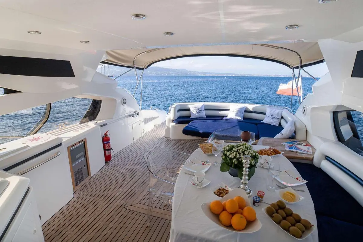 Sunseeker Predator 68, master cabin — Yacht Hire Marbella, Marbella. Sunseeker Predator 68 — 20m