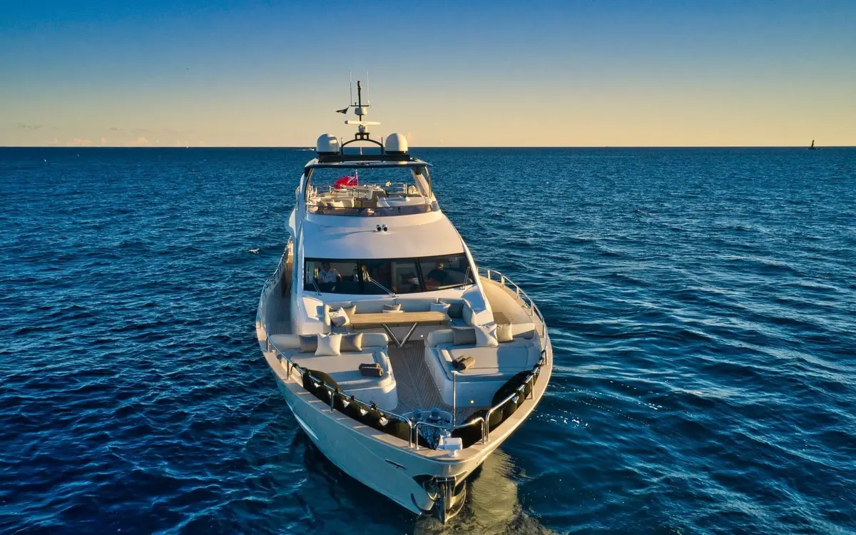 Sunseeker 95, aft deck — Yacht Hire Marbella, Marbella. Sunseeker 95 — 29m